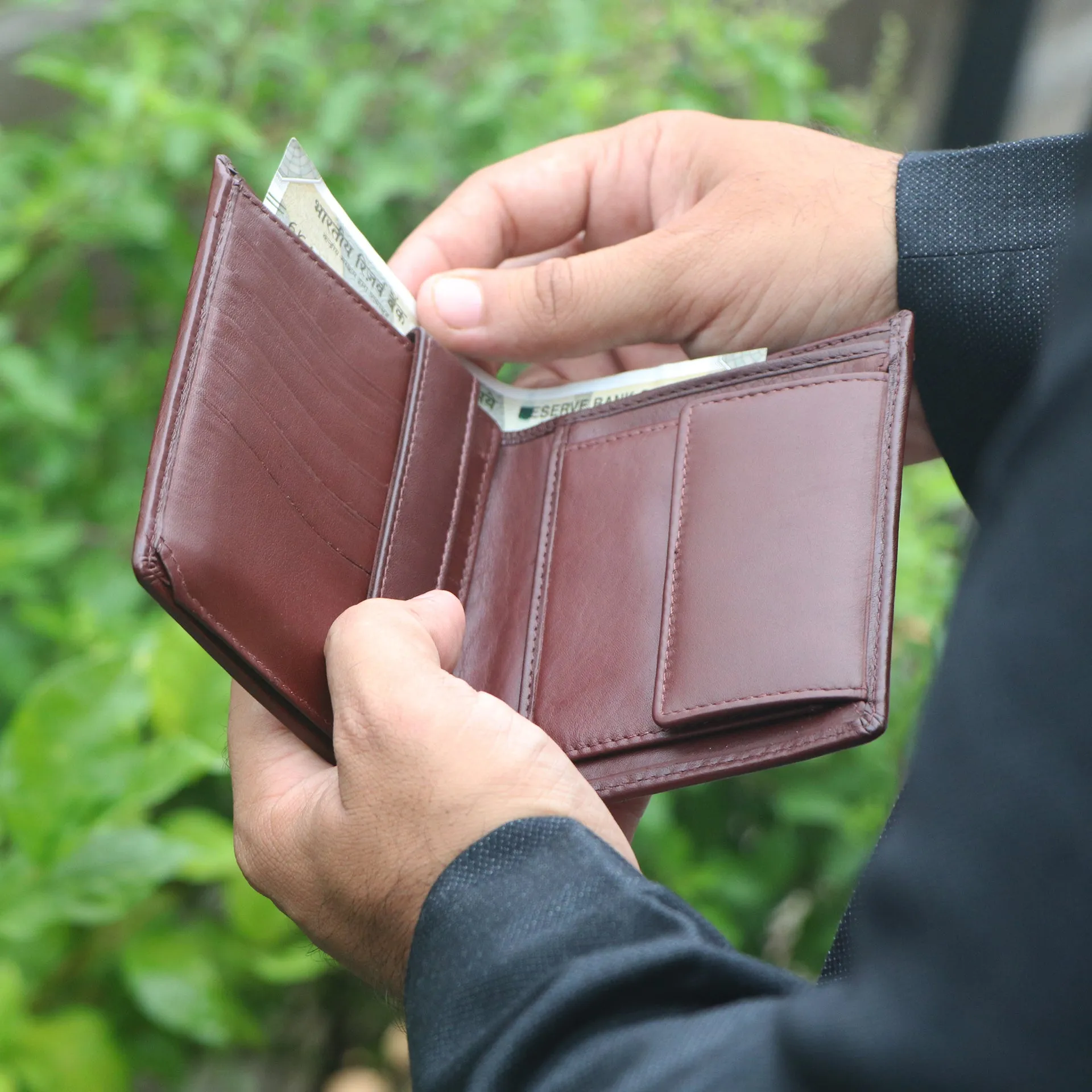 10027 Tan Vertical Bifold Wallet