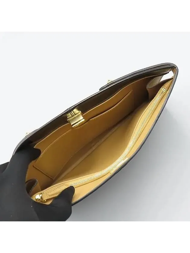 8M0413 Clutch Bag